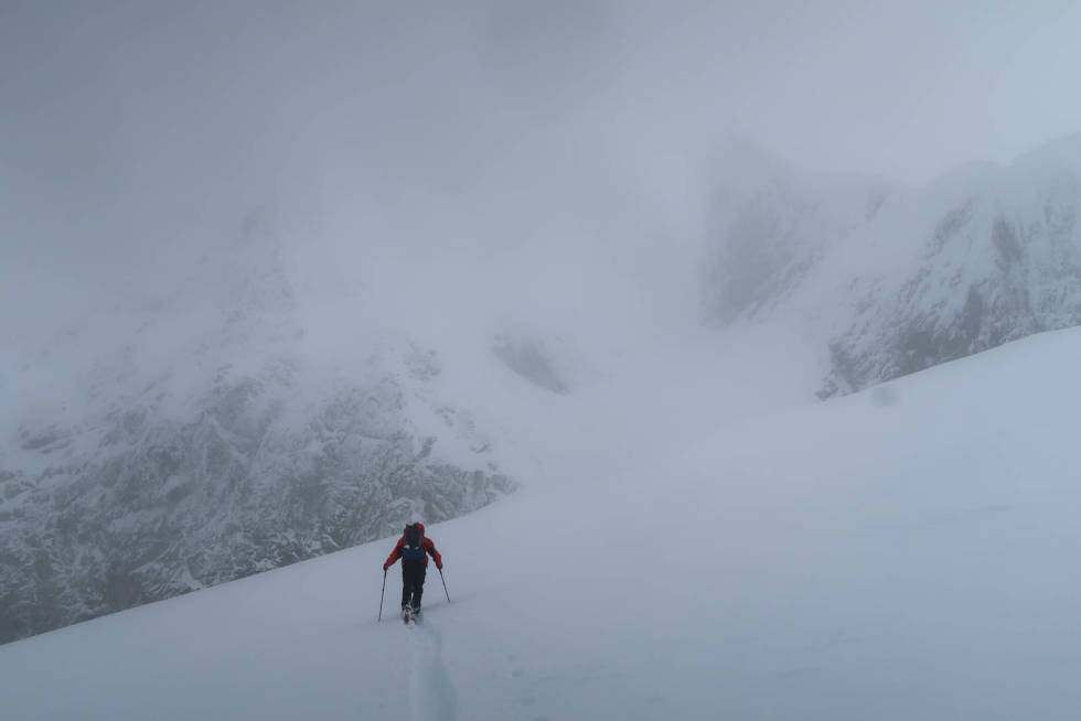 FINE SKIFORHOLD: Helvetestind og Romsdalen var nedsnødd. Foto: Bård Smestad Svartvassbu