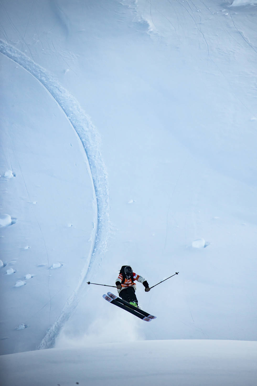 UTEN ALKO, UTEN OAKLEY: Tanner Hall er en ny mann. Her er han fra Kicking Horse-rennet i Freeride World Tour (FWT). Foto: Dom Daher/FWT Tanner Hall i USA
