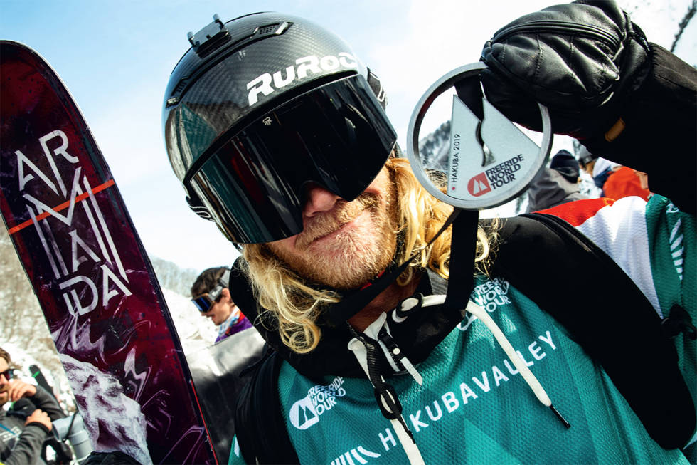 HARDT METALL: Tanner ligger i skrivende stund på tredjeplass i sammendraget i FWT. På bildet har han medaljen fra Japan. Foto: HP Hval Tanner Hall i Japan