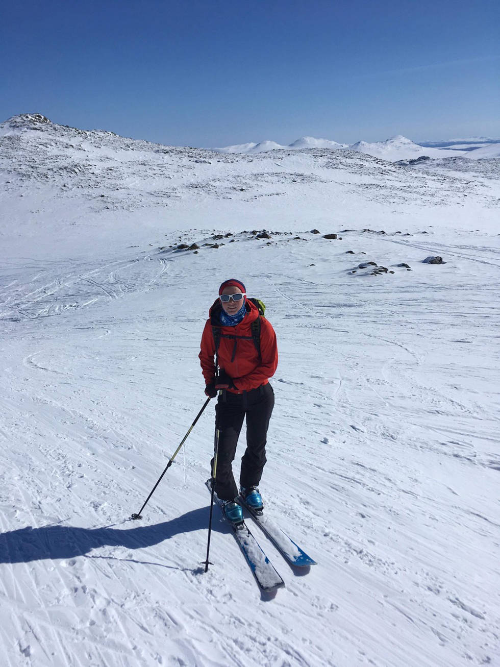 PÅ TELEMARK: Artikkelforfatter Hedda Hulbaklien Bakke på tur på telemarkutstyr. Foto: Privat Telemark