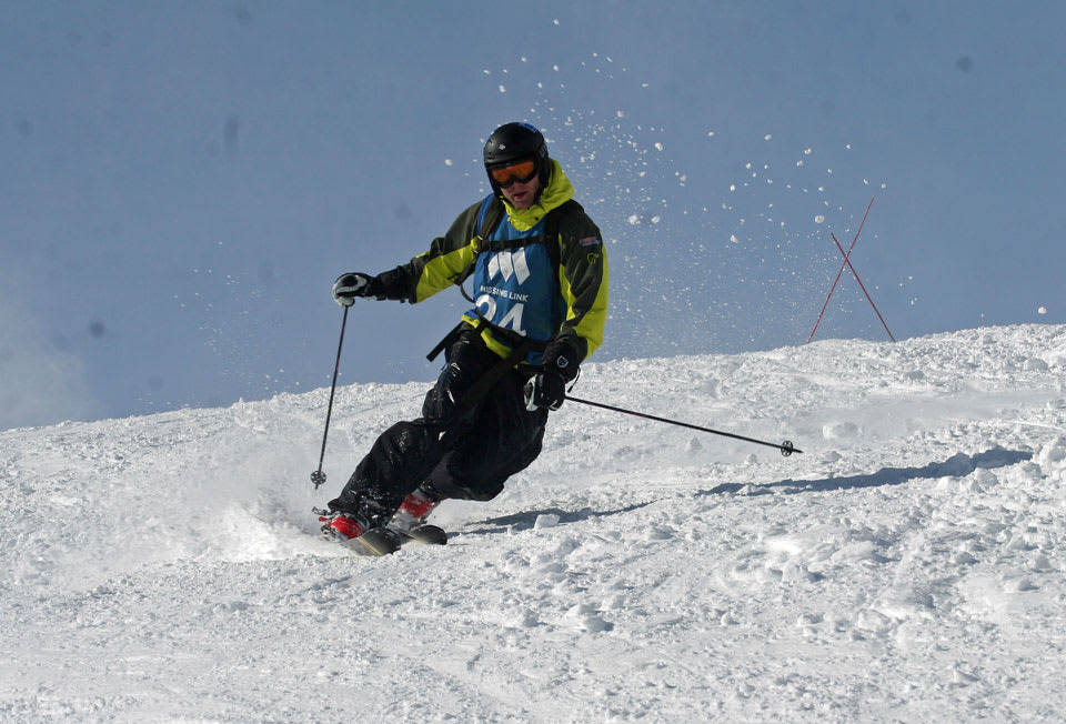 TELEMARK: Blir det neste tiåret tiden vi skal børste støv av telemarksporten? Foto: Galdhøpiggrennet Telemarkkjører i sving