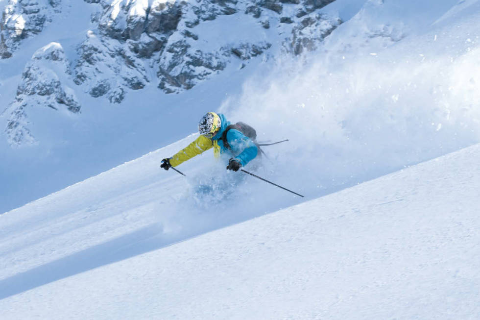 6. Samle skiene og fordel vekt tilbake på begge ski. Flytt vekt framover, løft høyre arm og skyv høyre ski framover for å komme inn i neste sving. Telemarksving