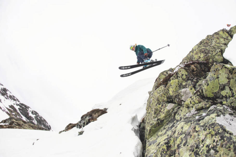 TEST AV FRIKJØRINGSSKI: Fri Flyt har testet flere av sesongens frikjøringsski for damer. Foto: Kalle Hägglund Skikjører under dameskitesten.