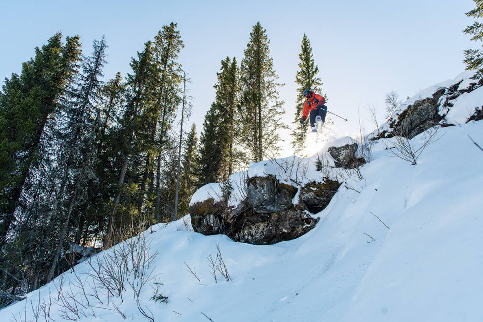 HERJING: Skiene i denne kategorien skal funke til all slags herjing i og utenfor løypa. Her herjer Tore Meirik med Salomon QST i Ål skisenter. Foto: Vegard Breie Tore Meirik ned en klippe i testen.