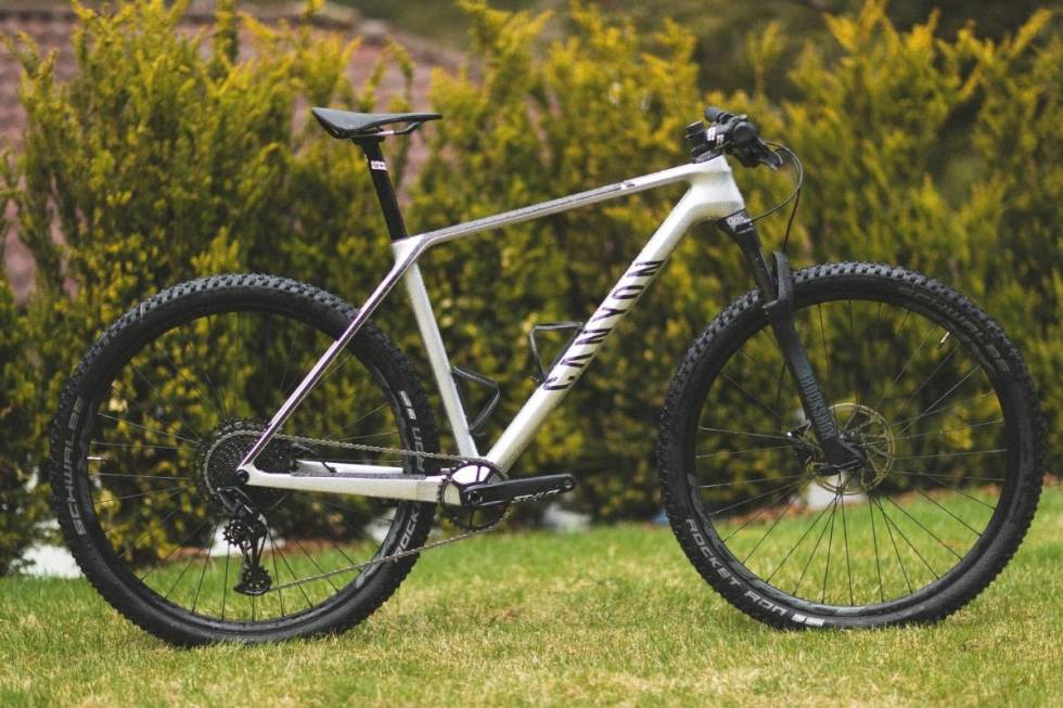 KLASSISK: Canyons helt nye Exceed har lett og avansert karbonramme og velprøvd rittgeometri. Rammefinishen er flott. Foto: Kristoffer H. Kippernes Canyon Exceed CF 5