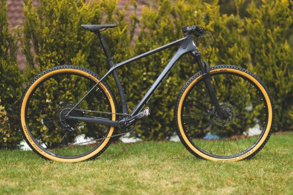 KLASSIKER: Scott Scale er malen for en karbonhardtail til terrengsykkelritt. Bøyd seterør, tynne setestag og kraftig front tidsriktig. Foto: Kristoffer H. Kippernes Scott Scale 940