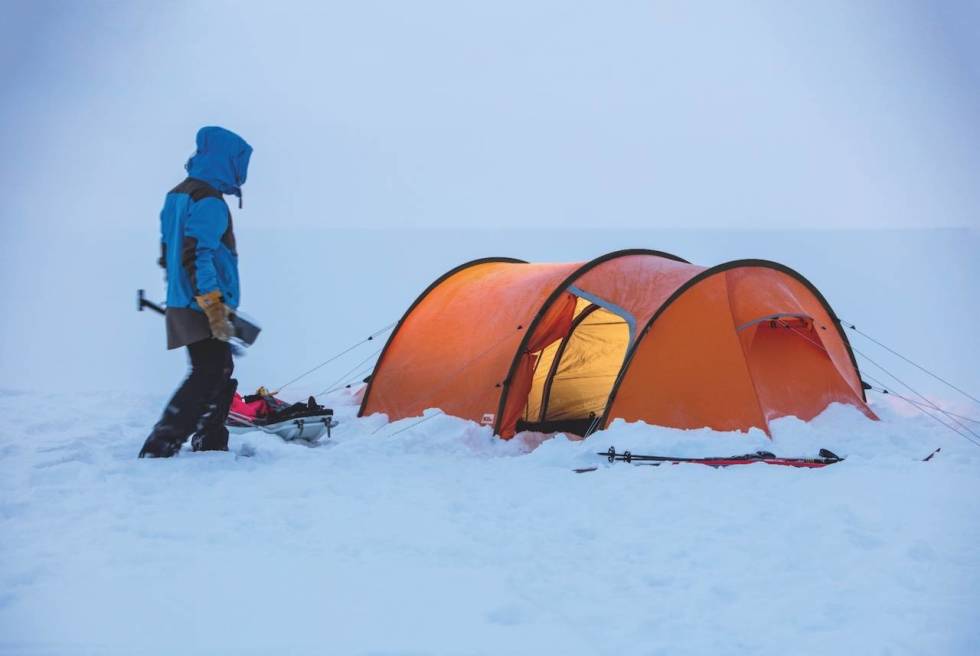 VÆR NØYE: Telting om vinteren kan være like givende som om sommeren. Strammer du opp teltet ordentlig og bruker alle festepunkter og barduner, skal det mye til for at dette teltet fra Fjällreven blåser over ende. Foto: Håkon Wike Oppsett av vintertelt