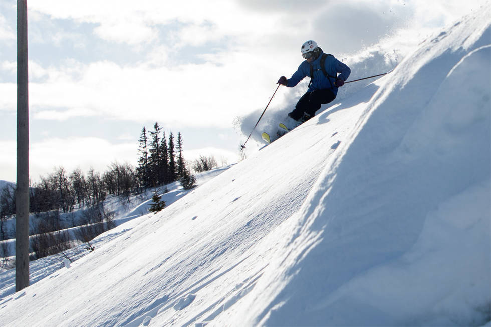 EN TRØNDER PÅ ÅL STASJON: eller nesten. Henning Skjetne finner fin snø på Dynastar M-Free øverst i skisenteret på Ål. Foto: Tore Meirik Test allsidige frikjøringsski