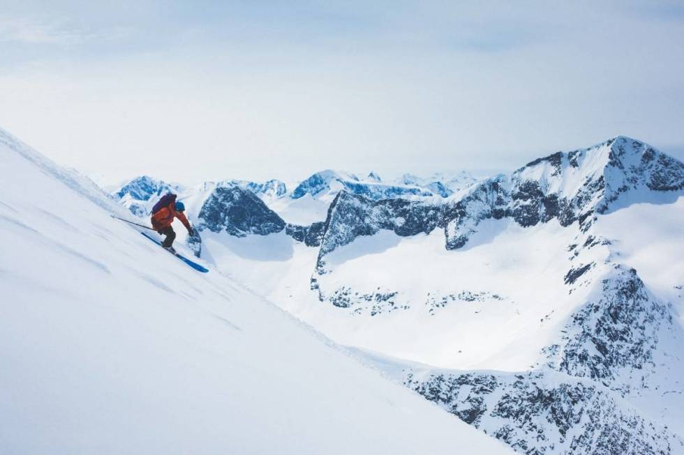 KJØREORIENTERT: Toppturski med midtbredde over 10 centimeter har stort sett svært gode kjøreegenskaper samtidig som de er lette nok for temmelig lange toppturer. Her tester Tore Meirik DPS Pagoda Tour på Ryssdalsnebba på Nordmøre. Foto: Kristoffer Kippernes Randonee ski