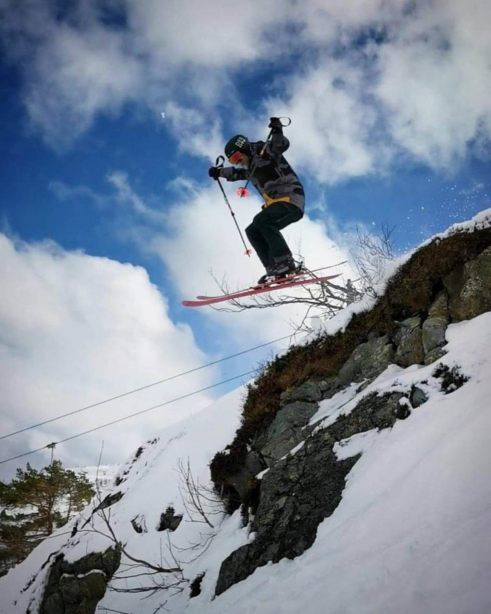 Dropping in på Strandafjellet. Slush paradise på fredag ettermiddag. Skier:Thomas Ramstad. Foto: Pardis Molavi Strandafjellet