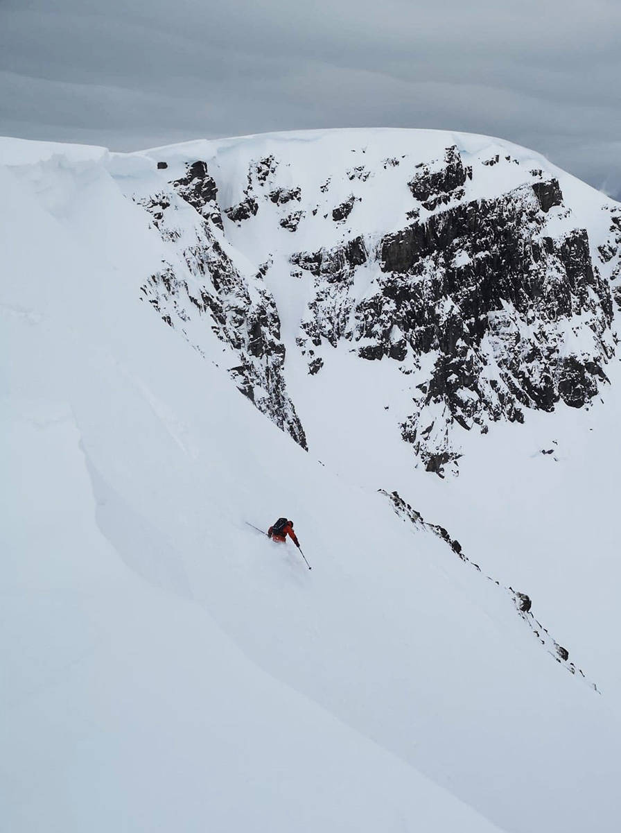 STABILT: Torsdag var snøen trygg og stabil, og åpnet for nokså bratt skikjøring. Tore Meirik kjører med Mohaugen i bakgrunnen. Foto: Ole-Jørgen Lian Tore Meirk på Grøvelnebba