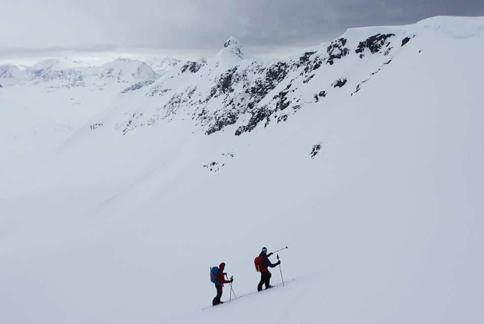 FULL VINTER: Leif Øyvind Solemsli og Ole Jørgen Lian på vei opp mot Grøvelnebba, midt i bildet. Foto: Tore Meirik Topptur på Grøvelnebba