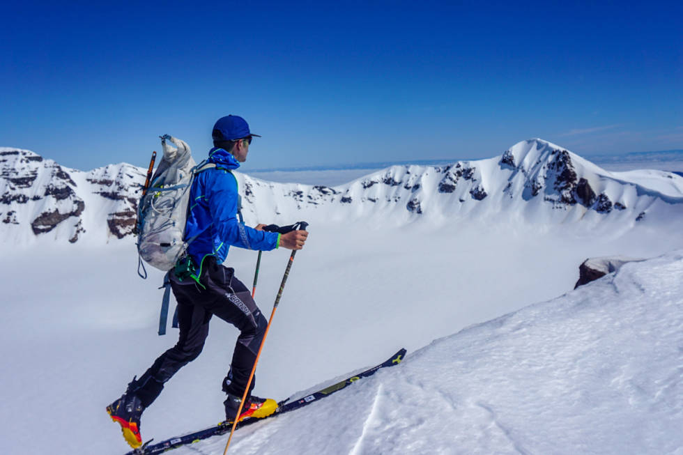 FINE FJELL: Gjengen på vei opp et skifjell i Andesfjellene. Foto: Finn Hovem Topptur Sør-Amerika