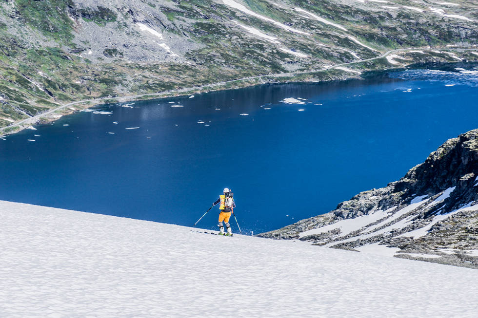 NEDKJØRINGEN: Nedkjøringen var sammenhengende, på fin sommersnø. Foto: Martin Krzeptowski Topptur Sunnmøre sommer