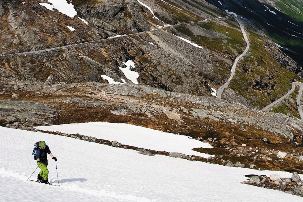 SOMMERSKI: Sommer i lavlandet, skiføre på Trollstigen. Nina Hægbostad på vei til Breitind. Foto: Einar Engdal Breitinden