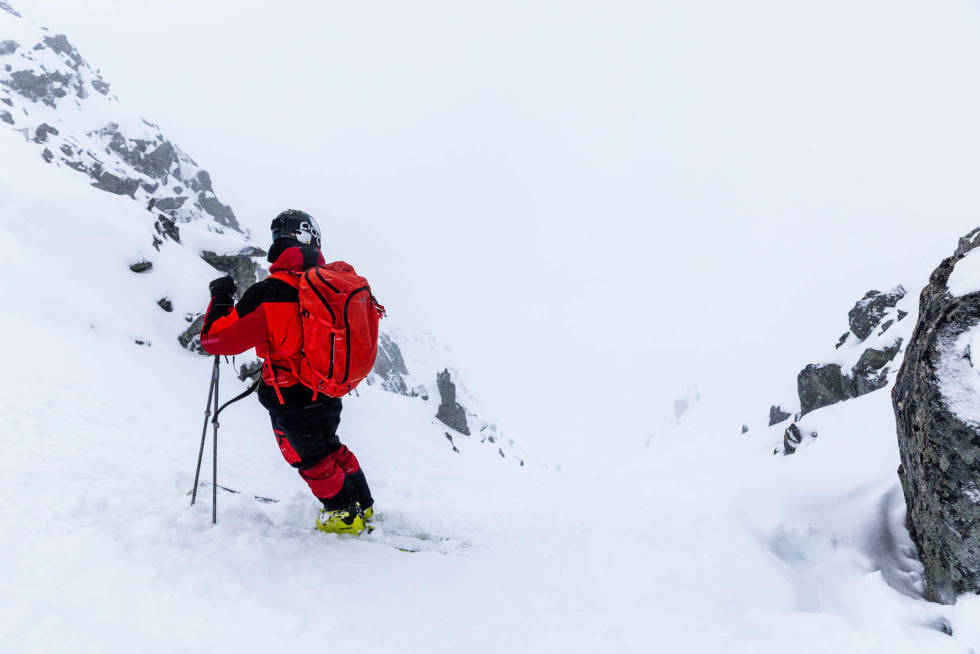 Oskar på toppen av renna, klar for sette spor. Foto: Andreas Løve Storm Fausko Ramborenna