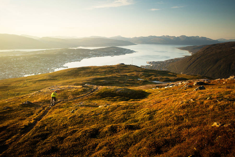 FJELLHAVSBYEN: Tomas Løkken tar fatt på utforkjøringen ned mot Tromsø fra Bønntua en sen sommerkveld. Foto: Kristoffer H. Kippernes Tromsø
