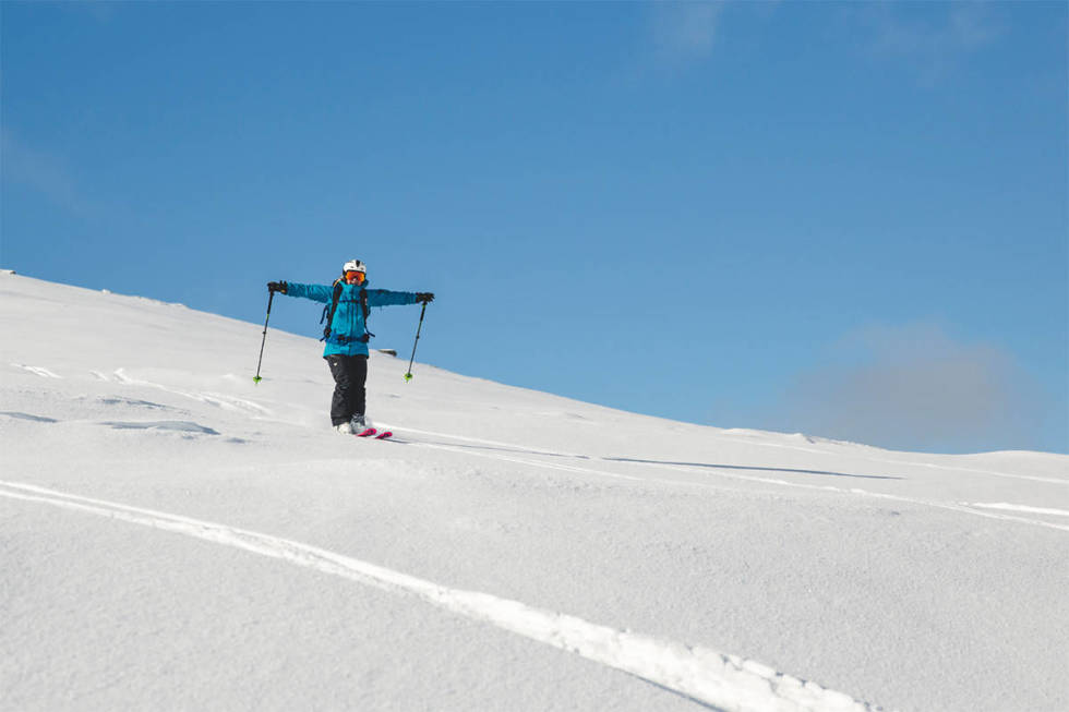 TRYGGERE TURER: Her er en rekke fine toppturer du kan gå under 30 grader. Her er Linn Cecilie Mæhlum på tur rundt Jølstravatnet, som byr på flere fine turer. Foto: Line Hårklau Trygge toppturer