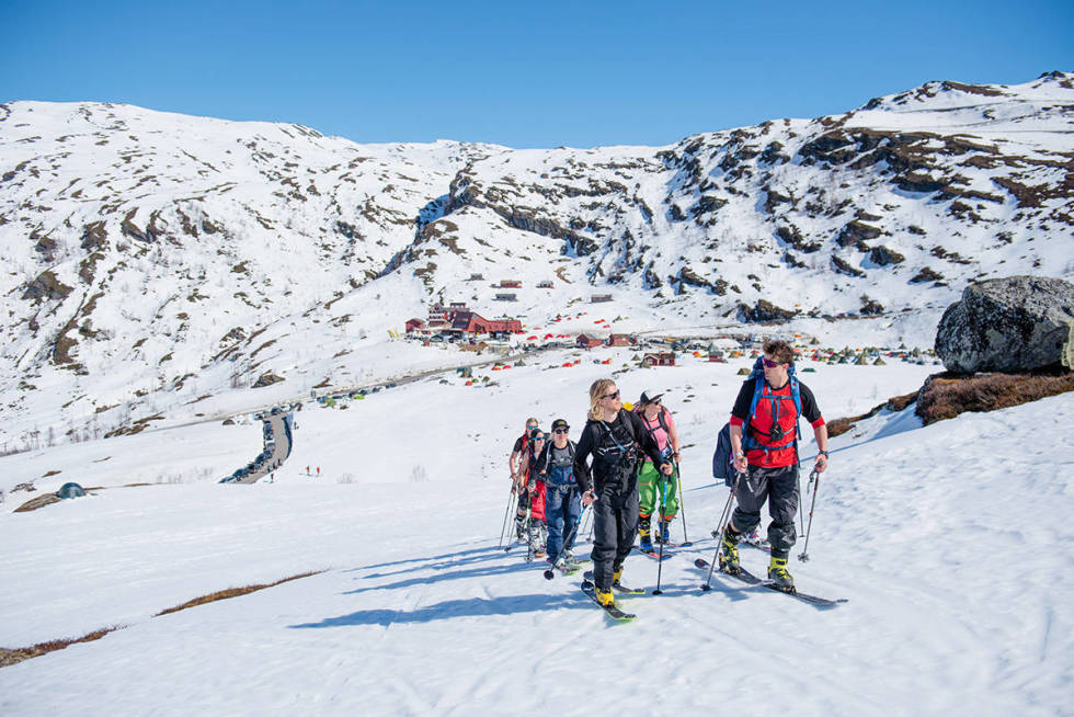 TO METER: Det må være to meter mellom alle på turen. Foto: Martin I. Dalen Topptur