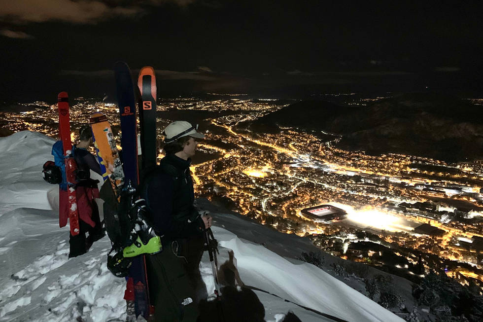 PÅ TOPPEN: Gjengen nyter utsikten på toppen. Foto: Joachim Berle Ulriken