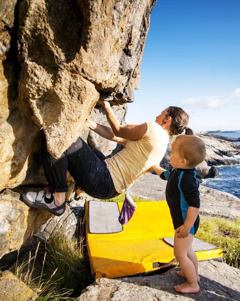 BULDRING I FJÆRA: Klatring er for hele familien. Foto: Jonas Dahlstrup. BULDRING I FJÆRA: Klatring er for hele familien. Foto: Jonas Dahlstrup.