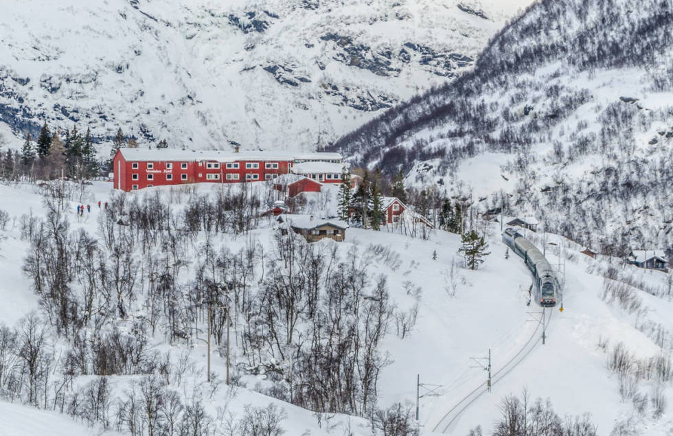 TOPPTUR: Vatnahalsen kan kun nås med tog, og byr på fantastiske toppturmuligheter. Foto: Øyvind Waitz Vatnahalsen