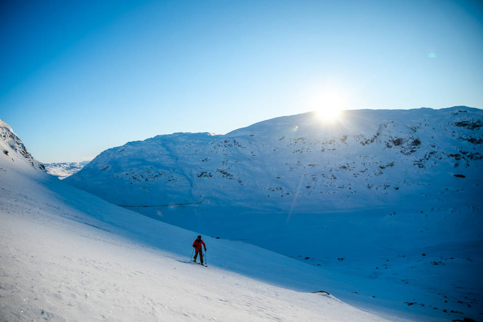 På vei ut av skyggen og inn i sola. Her begynte snøen å bli betraktelig bedre. Foto: Andreas Løve Storm Fausko Verjesteinsnuten Hauekli topptur