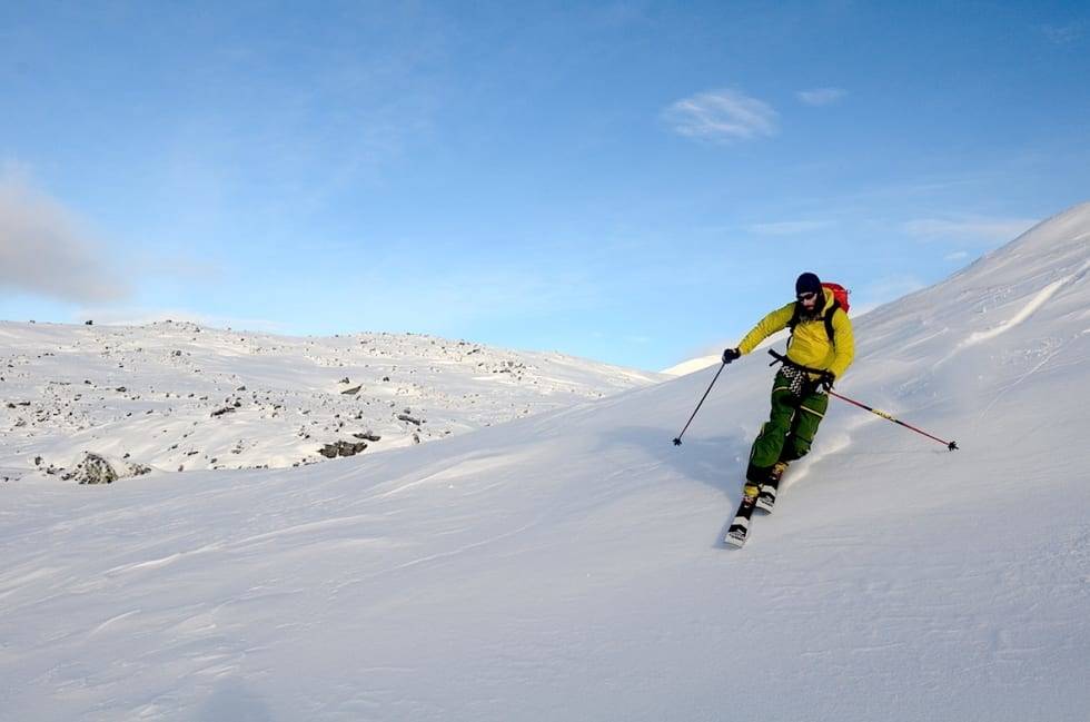 VINDPAKKET: Ragnar Tøndel gjør årets første telemarksving på vei ned fra Veslbreatinden. Foto: Erlend Sande Veslebreatinden