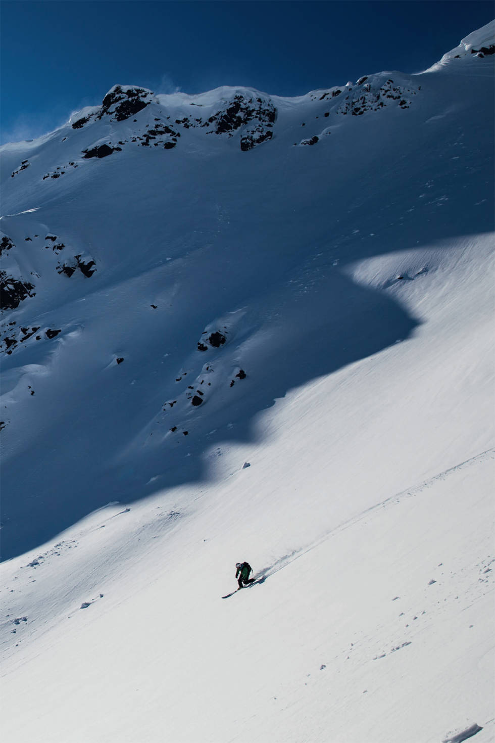 ETTERMIDDAGSTUR: Tore Karlstrøm setter spor mellom skygger, sol og Finnmark på sitt aller beste. Foto: Hans Petter Hval Vest-Finnmark