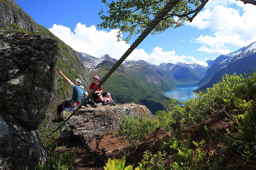 LUFTIG: Via Ferrata Loen i Stryn er en luftig opplevelse som byr på fantastisk utsikt og sommerfugler i magen. Foto: Matti Bernitz Pedersen via ferrata loen