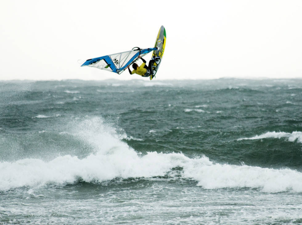 BRA TRØKK: Det er ikke rent sjeldent nordvesten klinker til på Jæren. Da er det få plasser som kan varte opp med bedre forhold for windsurfing. Foto: Anne-Christine P. Meling Windsurfing på Jæren