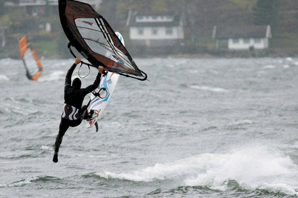 30 MIN FRA OSLO: Treffer du med strøm og vind i Drøbaksundet, kan den sentrale spotten gi heftige bump and jump-forhold. Pål Ødegård rister løs en ruskete høstdag på Torkildstranden. Foto: Nils-Erik Bjørholt. Windsurfing Oslofjorden