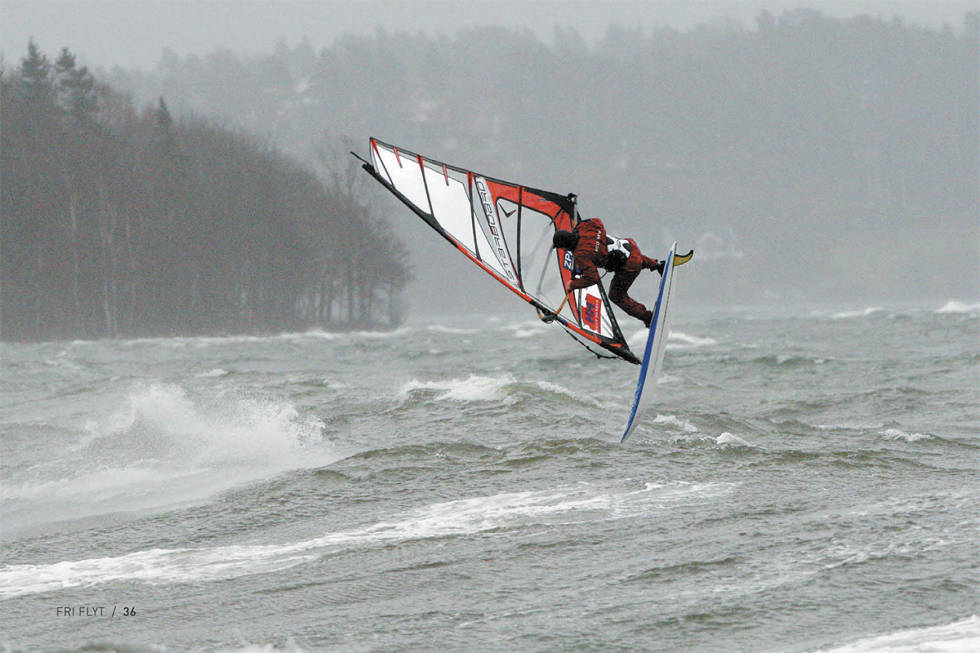 BØLGEALTERNATIV: Martin Haglev velger seg ofte Reierbukta på Jeløya utenfor Moss når vinden virkelig drar i gang fra sør. Foto: Nils-Erik Bjørholt Windsurfing Oslofjorden