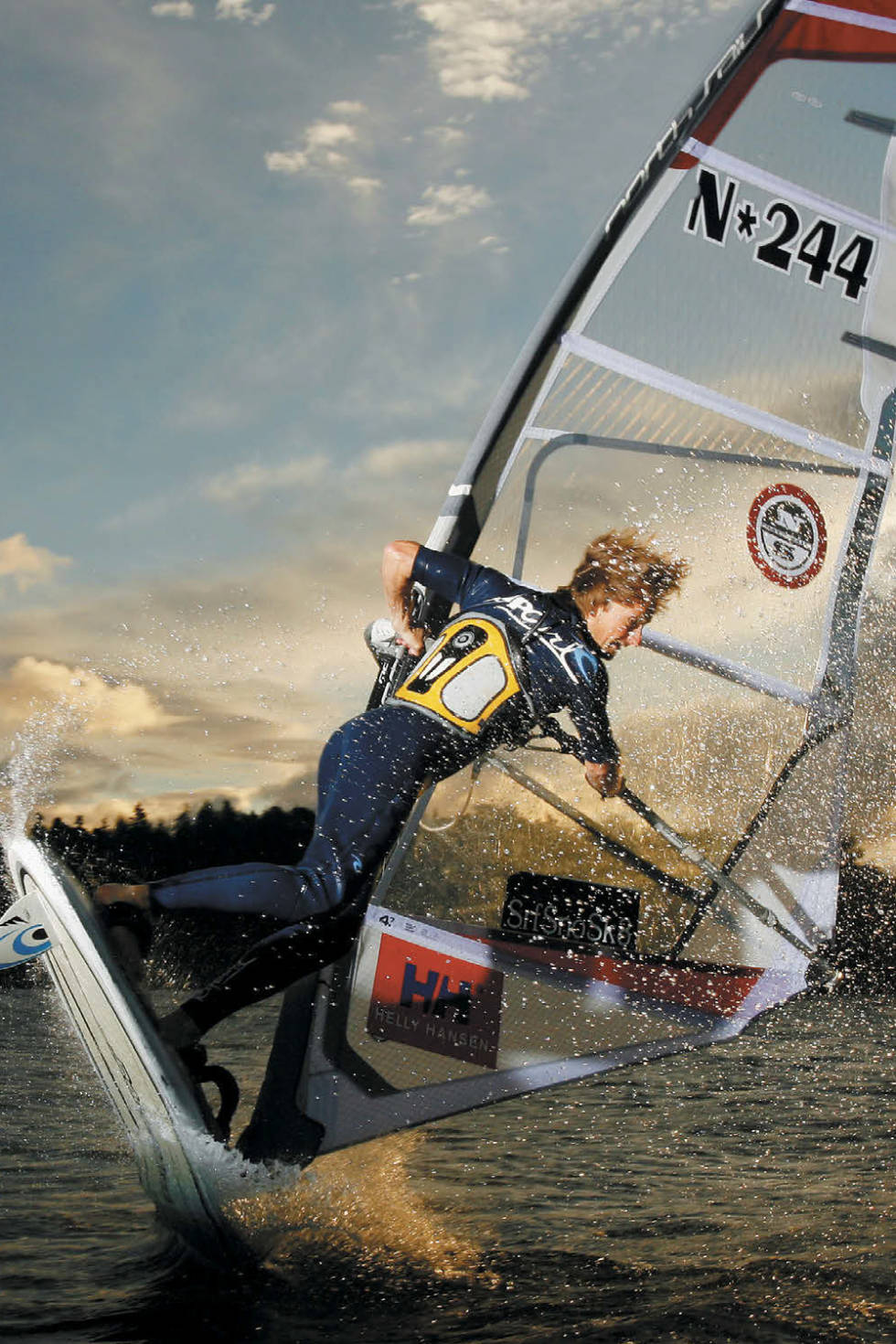 UTSATT, MEN FLATT: Larkollenområdet er stort og fortjener en spotguide i seg selv, men freestyle foretrekker Magne Janitz å utøve på Teibern. Foto: Nils-Erik Bjørholt Windsurfing Oslofjorden