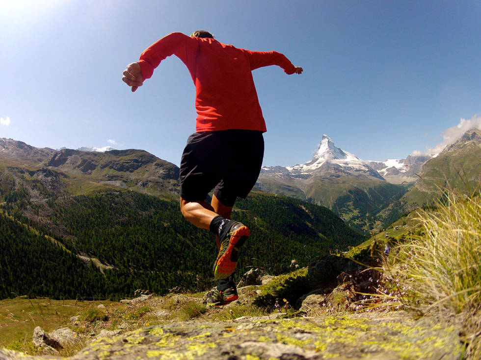 SLIPP DEG LØS: Glem hvordan du ser ut. I nedoverbakkene er det lurt å bruke armene for å holde balansen når farten er stor. Her fra Zermatt. Foto: Privat zermatt