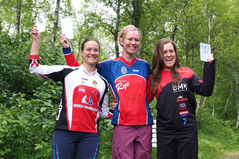 Pallen i kvinner elite: Vera Leivsdottir (til høyre) vant foran Team Terrengsykkels Anette Røssum Bastnes (midten) og Julie Appelkvist på tredjeplass. Foto: Frode Koppang Bodø Enduro kvinner elite Julia Appelkvist - Anette Røssum Bastnes - Vera Leivsdottir - Foto Frode Koppang 1400x933