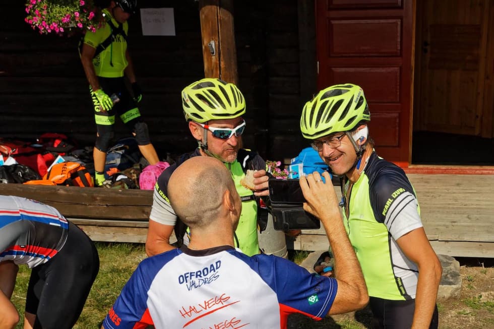 Tid til å slå av en prat er det også mange som har. Foto: Ola Morken Smil Gomobu Offroad Valdres 2018 - Ola Morken 1400x933