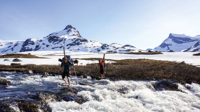 EXIT: Det er mulig det fins en bro, men i så fall fant vi den ikke. Martin Johannesen og Silje Fjærestad-Tollefsen gjør dagens andre elvekryssing. Foto: Øystein Bjelland