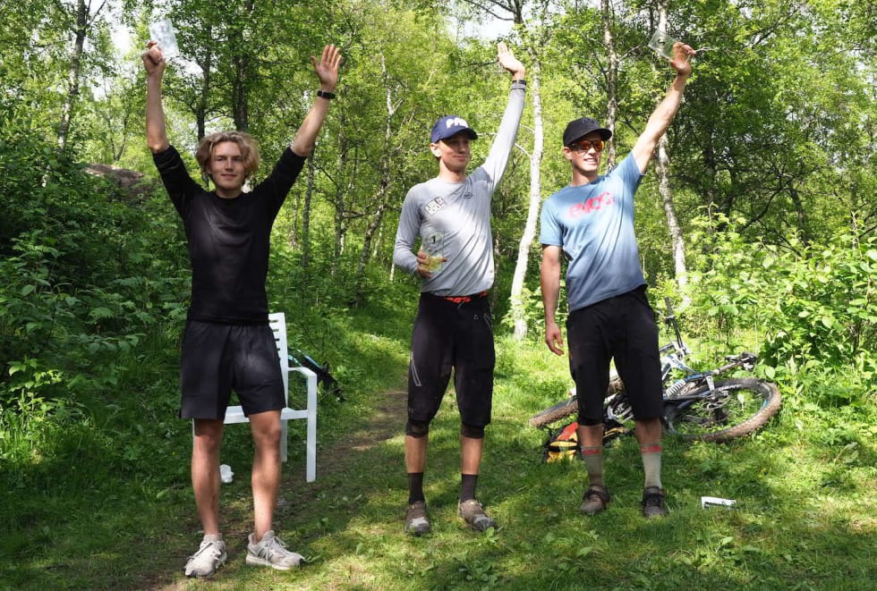 Pallen menn elite: Simon Carlsson (midten) vant med to sekunders margin til Espen Johnsen (til høyre). Gard Brovold ble nummer tre. Foto: Frode Koppang Pallen Bodø Enduro Menn elite Foto Frode Koppang 1400x933