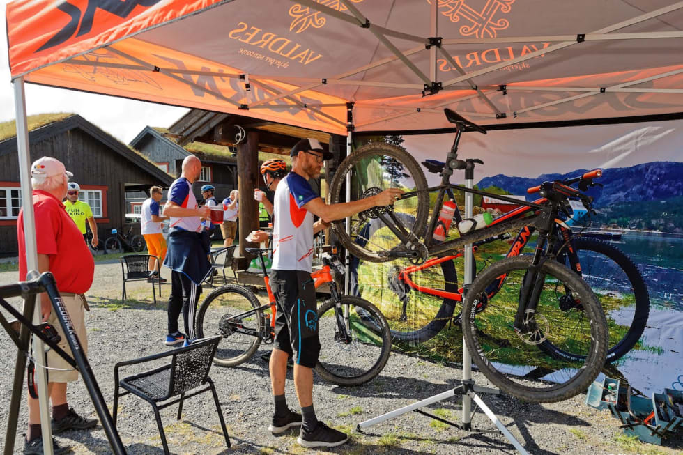 Andre lar andre ta jobben. Foto: Ola Morken Sørvis Offroad Valdres 2018 - Ola Morken 1400x933