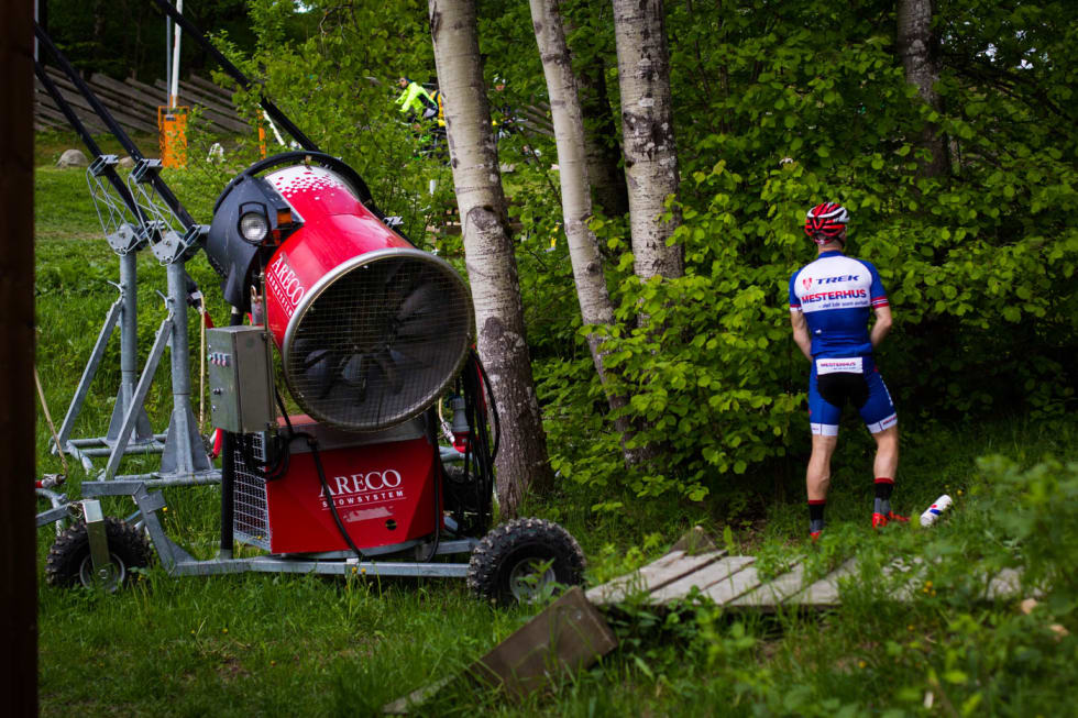TRYKKREDUKSJON: Mens andre sørget for en trykkreduksjon før start på Skullerud. (foto: Snorre Veggan) terrengsykkelrittet-5331a