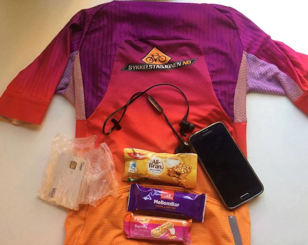ENKELT: Dette er typisk lommemat på langturene til Janne Smauget, samt at mobilen alltid er med. Janne Smauget 2018 lommemat - Foto Privat 1000x
