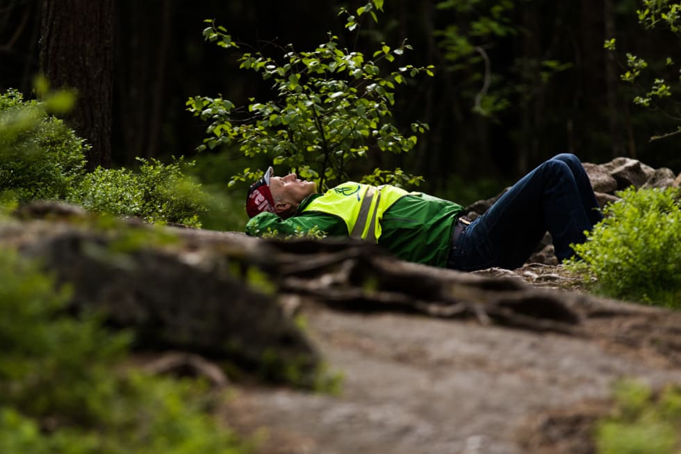 STILLE FØR STORMEN: En god soldat sover når han kan. (foto: Snorre Veggan) terrengsykkelrittet-8520a