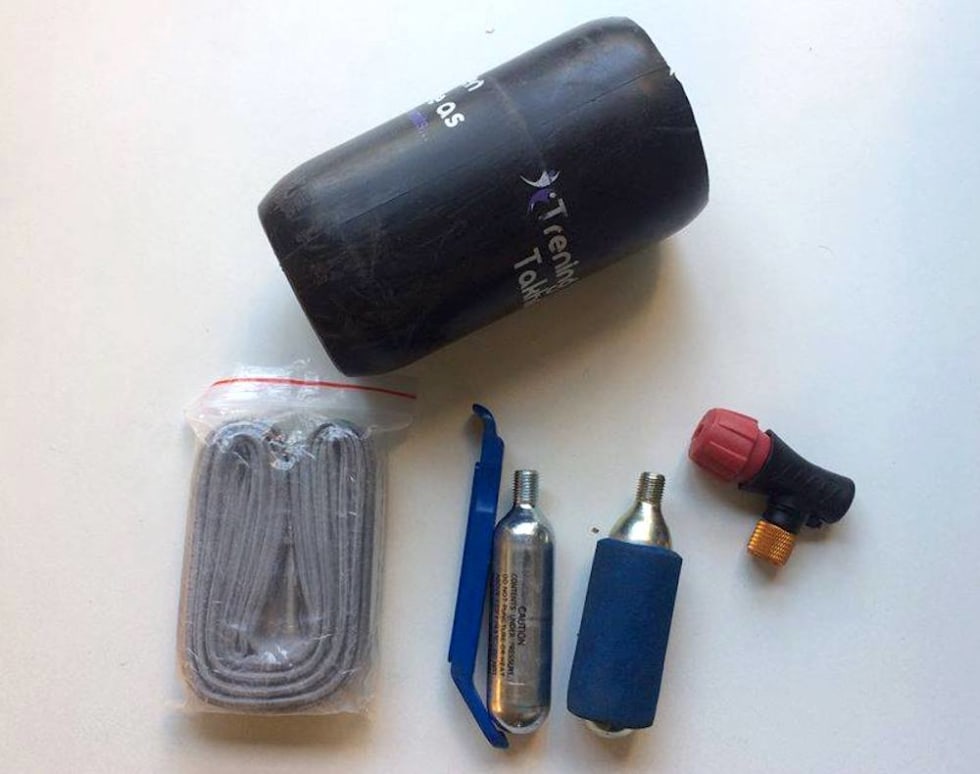 FLASKEFYLL: Janne Smauget legger verktøyet på flaska framfor å sykle med sadeltaske. Janne Smauget 2018 tool kit - Foto Privat 1000x