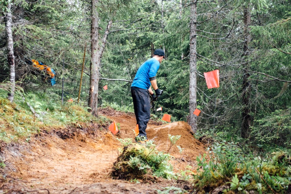 Fra stibyggerkurset til NOTS Tromsø i fjor - et par timer unna Lyngen, med fokus på bærekraftig tilrettelegging. Foto: Rekkje Stiutvikling NOTS Tromsø stibyggerkurs 2 - Foto Rekkje Stiutvikling 1400x933