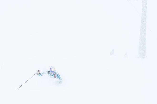 PÅ JOBB: Chris Davenport kjører pudder i Engelberg i Sveits. Foto: Tore Meirik