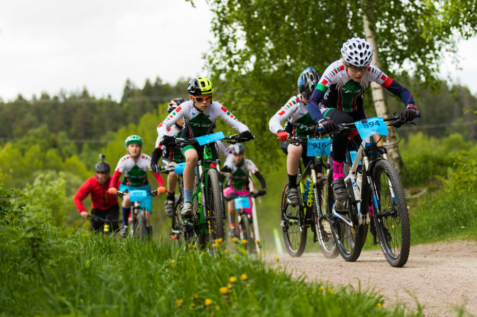 YNGRE: Deretter gikk det unna med de yngre. (foto: Snorre Veggan) terrengsykkelrittet-8393a