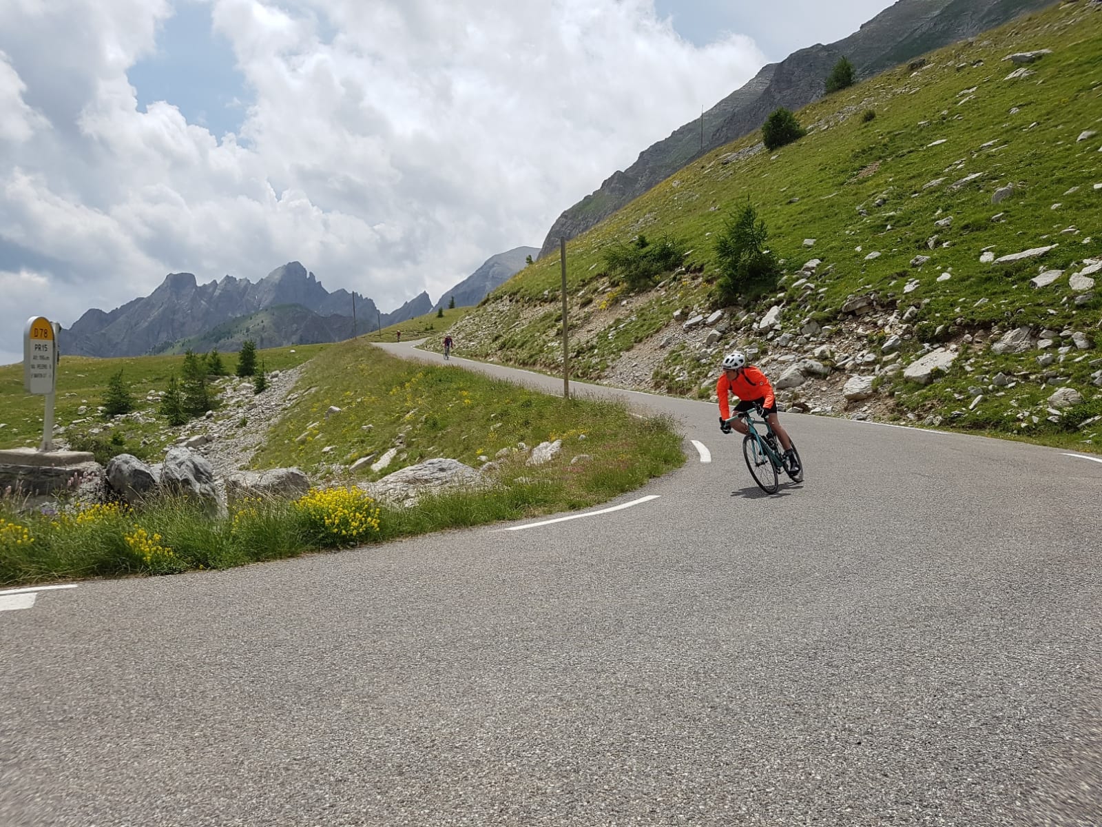 SVUSJ! Det går unna ned østsiden av Col de Champs. Drømmeasfalt. Foto: Lars Lundby champsned40