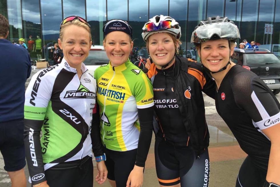 RITTKLARE: Jenter fra Ladies Edition før fellesstarten for damer i Styrkeprøven Lillehammer-Oslo 2016 (Fra venstre:Sissel Mørtvedt, Therese Skjenken, Rebecca Hjellegjerd og Margrethe Farsjo). Foto: Ladies Edition DSSP 2016 - Caroline Vamnes 1400x933