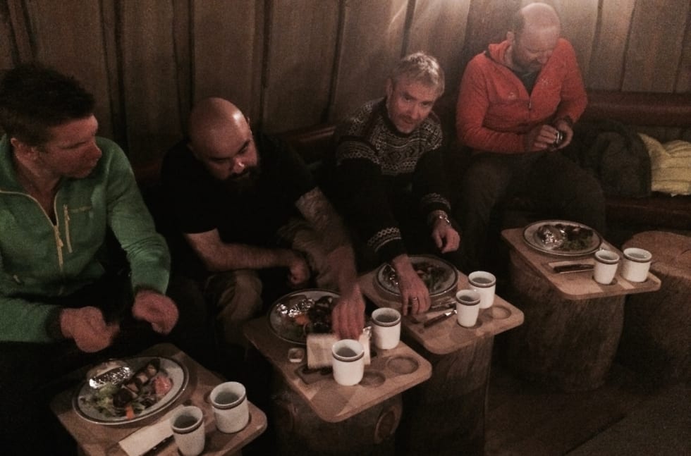 MATLYST: Lokale råvarer og rustikke omgivelser på fjellstuene skaper ekstra stemning rundt middagen. Foto: Privat Finnmarksmiddag - Privat - 1400x924